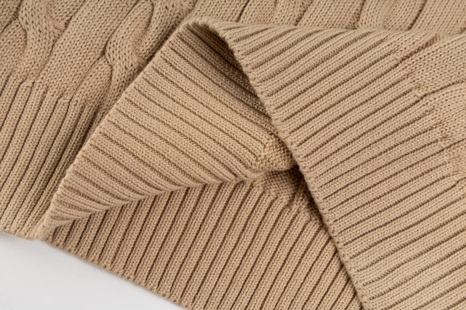 P236 #R92 RALPH LAUREN Ralph Lauren fifteen colors classic small label embroidery logo turtleneck pullover half-zip knitted cable sweater with high-density LOGO embroidery on the chest and original customized tag accessories. Made of pure cotton yarn, pure cotton is skin-friendly and comfortable, small label war horse embroidered twist turtleneck sweater 🐎 high quality, follow the blogger to learn how to wear it! Let’s buy a Ralph Lauren cable sweater. It’s a super hard-to-find series after it became popular. It’s hard to find one on the official website. It’s simple and practical to wear, with a lazy and loose feel. The thickened fabric has more texture, feels soft and delicate, and has a loose fit. Whether worn alone or layered, you can wear different styles of fashion with just one piece!   Size：XS S M L